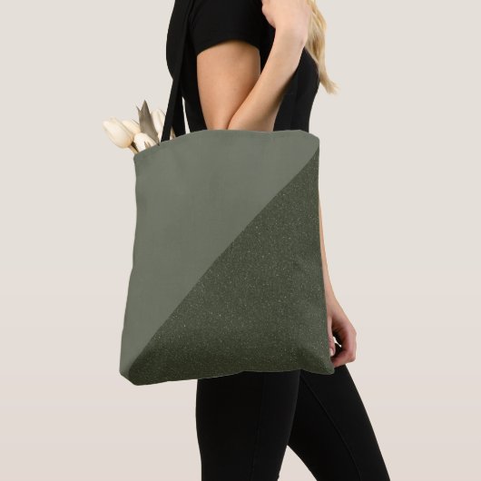 Grüne Tasche mit zwei Tonen Moos (Von Nahem)