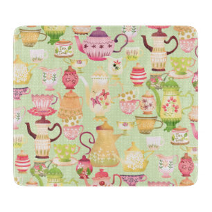 Grüne Teelöffel und Jungs Schneidebrett