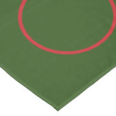 Grüne Tischdecke mit roten Kreisläufen (Schrägansicht)