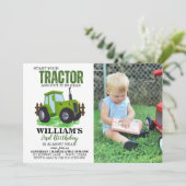 Grüne Traktor Foto Geburtstagsparty Einladung (Stehend Vorderseite)