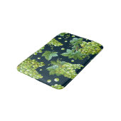 Grüne Traube: Dunkles Muster für die Wasserfarbe Badematte (Schrägansicht)