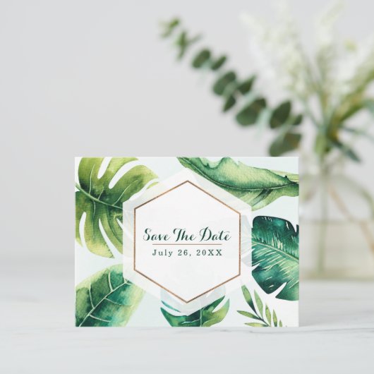 Grüne tropische Blätter Weiß Elegant Save the Date Ankündigungspostkarte (Stehend Vorderseite)