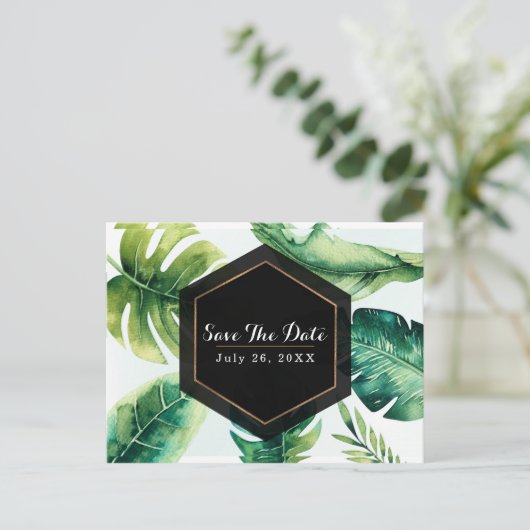 Grüne tropische Blätter Weiß Elegant Save the Date Ankündigungspostkarte (Stehend Vorderseite)