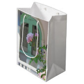 Grüne Tür und Rose - Martha's Vineyard Mittlere Geschenktüte (Vorderseite Schrägansicht)