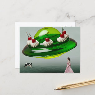 Grüne UFO Surreal Sweet Leckerei über einer Milchw Postkarte