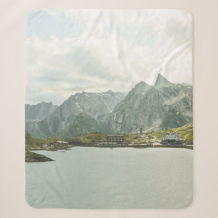 GRÜNE UND BRAUNE BERGE IN DER NÄHE EINES GEWÄSSERS SHERPADECKE