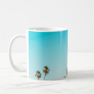 GRÜNE UND BROWNE PALMBÄUME UNTER KLAR BLUE SKY KAFFEETASSE