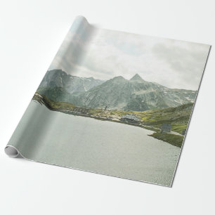 GRÜNE UND BRUNNE BERGE IN DER NÄHE DES WASSERKÖRPE GESCHENKPAPIER
