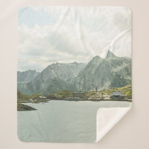 GRÜNE UND BRUNNE BERGE IN DER NÄHE DES WASSERKÖRPE SHERPADECKE