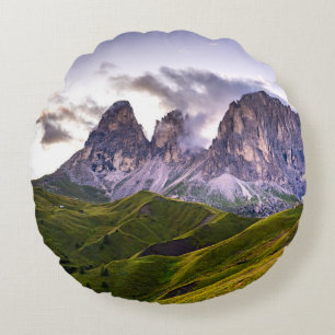 GRÜNE UND GRAUE BERGE UNTER WEISSEN SCHWANKEN WÄHR RUNDES KISSEN