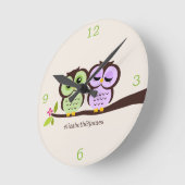 Grüne und lila Eulen-Paare Runde Wanduhr (Winkel)
