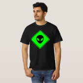 Grüne und schwarze Alien-Durchfahrtzone T-Shirt (Vorne ganz)