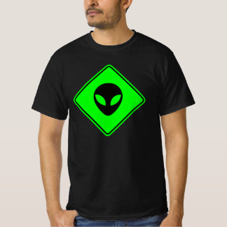 Grüne und schwarze Alien-Durchfahrtzone T-Shirt