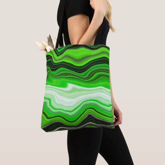 Grüne und schwarze Marmor wie gestreifte Fluid Art Tasche (Von Nahem)
