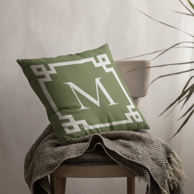 Grüne und weiße Mit Monogramm griechische Schlüsse Kissen (Create your own monogrammed Greek Key border square throw pillow.)