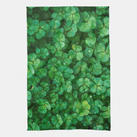 Grüne, üppige Kleider mit Wassertropfen Geschirrtuch (Vertikal)