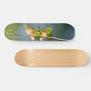 Grüne Vögel Frolisch auf dem Baumfoto Skateboard