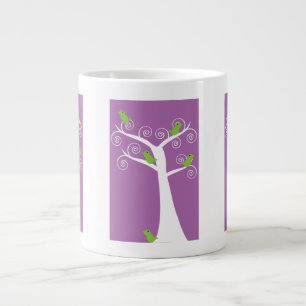Grüne Vögel in einem fantastischen wirbeligen Baum Jumbo-Tasse
