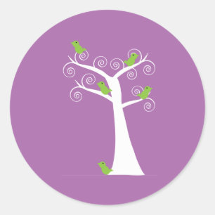 Grüne Vögel in einem fantastischen wirbeligen Baum Runder Aufkleber