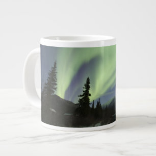 Grüne Vorhänge der Aurora borealis am Himmel Jumbo-Tasse