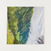 Grüne, waldbedeckte Berge und grünes Gras Wandteppich (Vorderseite (Horizontal))