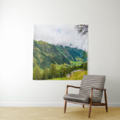 Grüne, waldbedeckte Berge und grünes Gras Wandteppich (Beispiel)