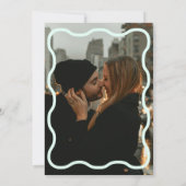 Grüne Wavy Retro Foto Hochzeitseinladung Einladung (Rückseite)