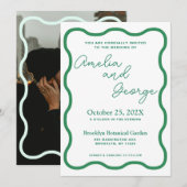 Grüne Wavy Retro Foto Hochzeitseinladung Einladung (Vorne/Hinten)