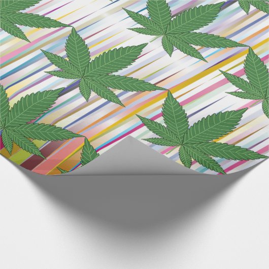 Grüne Weber-Blätter auf farbenfrohen, prismatische Geschenkpapier (Ecke)