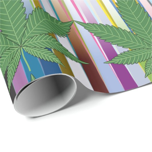 Grüne Weber-Blätter auf farbenfrohen, prismatische Geschenkpapier (Rolleneckpunkt)