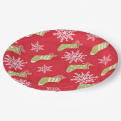 Grüne Weihnachts-Strumpf und Schneeflocken Rot Pappteller (Schrägansicht)