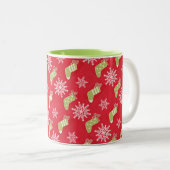 Grüne Weihnachts-Strumpf und Schneeflocken Rot Zweifarbige Tasse (VorderseiteRechts)
