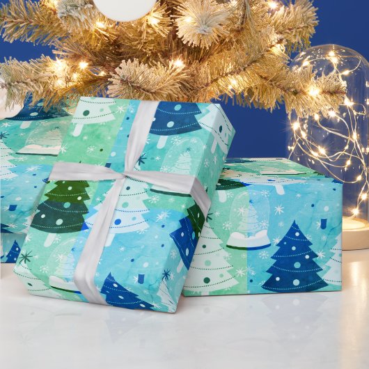 Grüne Weihnachtsbäume und Schneekugel Geschenkpapier (Feiertage)