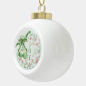 Grüne Weihnachtsbäume von Holly Light Pink Keramik Kugel-Ornament (Rechts)