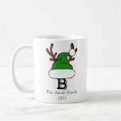 Grüne Weihnachtsmannmütze Monogram Weihnachten Kaffeetasse (Links)