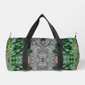 Grüne Weinrebe auf Baumspiegel Abstrakt Duffle Bag (Rückseite)
