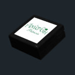 Grüne, weiße Kleeblätter Blumenstrauß Trinkbox Geschenkbox<br><div class="desc">Dieses personalisierte smaragdgrüne und weiße Flower Girl Schmuckkasten hat ein glückliches vierblättriges Kleeblatt,  zusammen mit einem Spot,  um sich mit einem Namen,  Initialen oder anderen Texten anzupassen. Wenn Sie Änderungen wünschen oder Hilfe bei der Anpassung Ihres Textes benötigen,  schreiben Sie bitte eine E-Mail an niteowlstudio@gmail.com.</div>