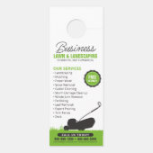 Grüne, weiße Rasenmäher mit Landschaftsschutz Türanhänger (Rückseite)