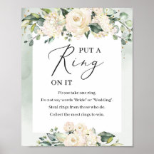 Grüne, weiße Rosen setzen einen Ring auf das Spiel