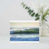 Grüne Wellen surfen Postkarte (Stehend Vorderseite)