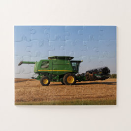 Grüne Zugmaschine, die einen Feldjumbo holt Puzzle