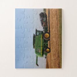 Grüne Zugmaschine, die einen Feldjumbo holt Puzzle