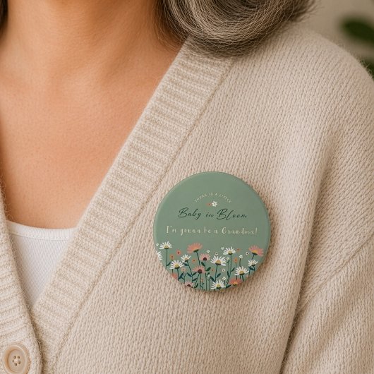 Grünen Baby im Blütenduschkopf Großmutter-Button Button