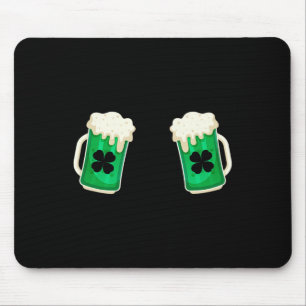 Grünen Bier trinkende Brust Shamrock Irischer St. Mousepad