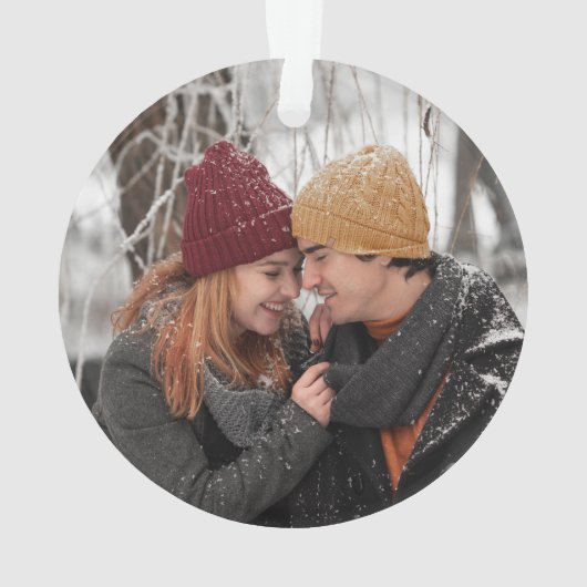 Grünen Kranz Unser erstes Verlobtes Foto zu Weihna Ornament (Rückseite)