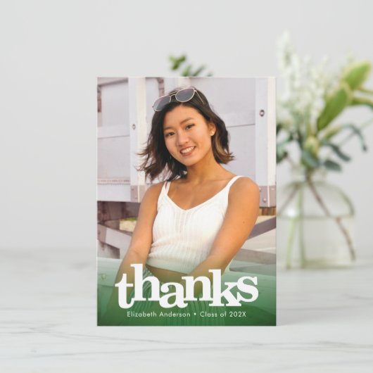 Grüner Abschluss Foto fett Typografie modern Dankeskarte (Stehend Vorderseite)