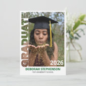 Grüner Absolvent 2026 Foto Abschlussfeier Einladung (Stehend Vorderseite)