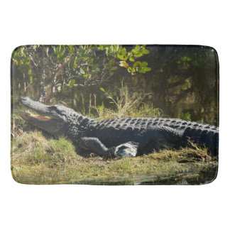 Grüner Alligator Entspannen in der Sonne Badematte