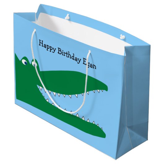Grüner Alligator mit blauem Hintergrund Große Geschenktüte (Rückseite Schrägansicht)