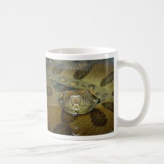 Grüner Anaconda, tränkend in meinem Kaffee, große Kaffeetasse